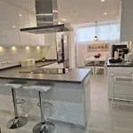 Newly Refurbished Luxury 3 Bed Duplex Apartment Lägenhet