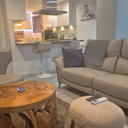 Newly Refurbished Luxury 3 Bed Duplex *
