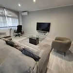 Newly Refurbished Luxury 3 Bed Duplex Apartman