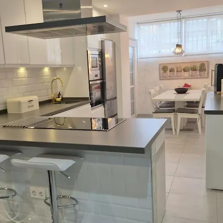 Newly Refurbished Luxury 3 Bed Duplex *